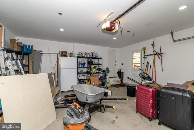 Building Photo - 1800 Lark Ln