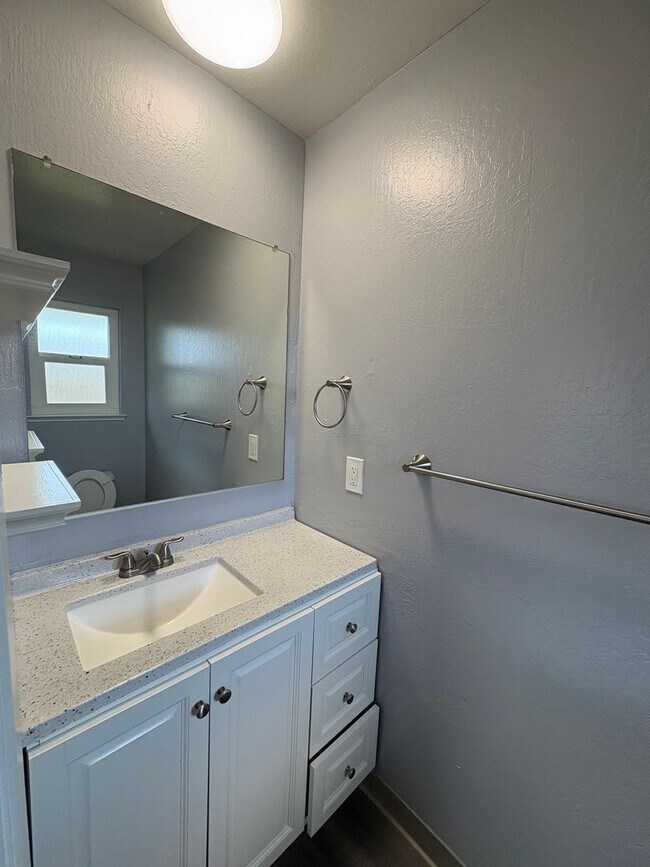 Building Photo - 425 Plum St