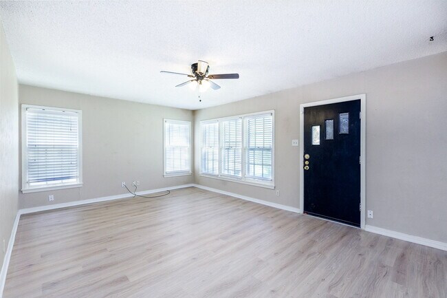 Building Photo - 1/2 off First Months Rent! Charming Home N...
