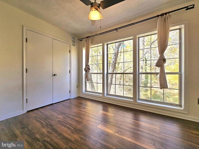 Building Photo - 7660 Willow Point Dr