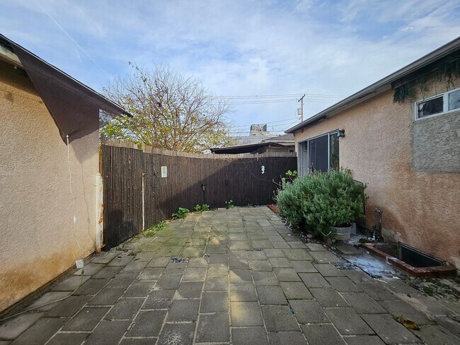 Building Photo - 931 N Screenland Dr