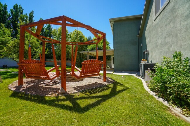Building Photo - 2511 W Teano Dr