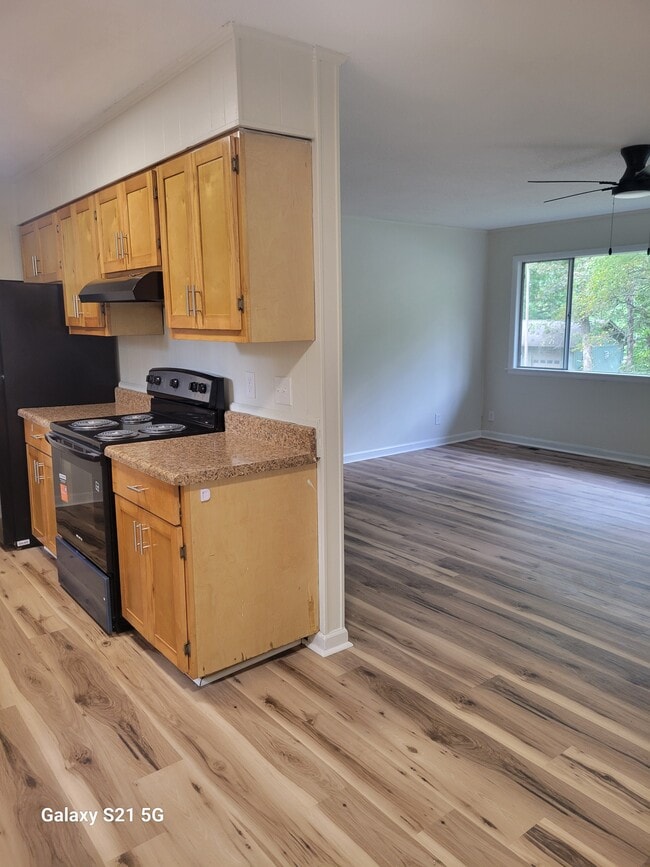 Building Photo - 214 Lakeshire Dr