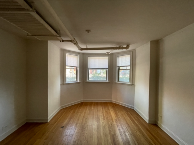 Building Photo - 832 S Austin Blvd