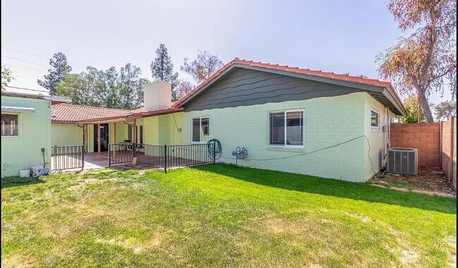 Building Photo - 1916 W Cambridge Ave