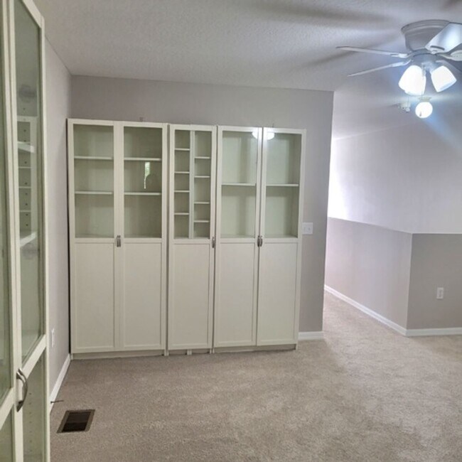 Building Photo - Well laid out 3 BDR /2.5 BTH Townhome with...