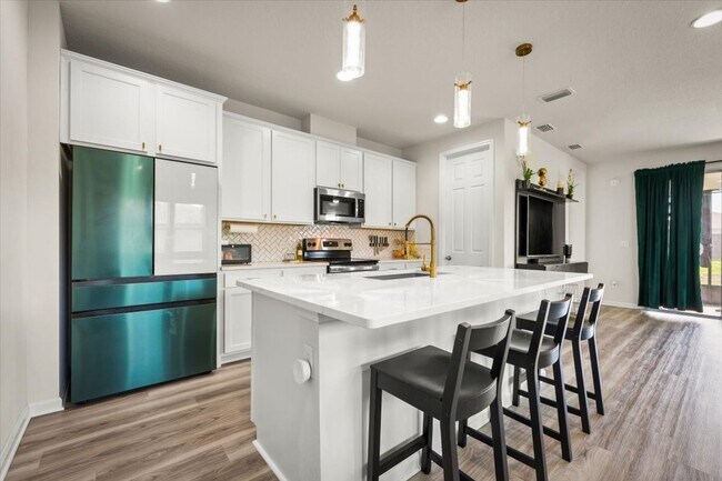 Building Photo - 4 Bedrooms | 2 Bathrooms | Screened Patio ...