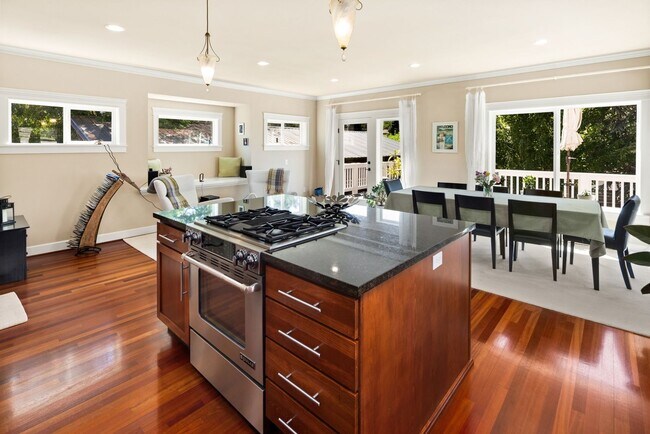 Building Photo - Gorgeous Big Ravenna Home in Seattle