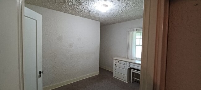 Building Photo - New Paris 2 bedroom house