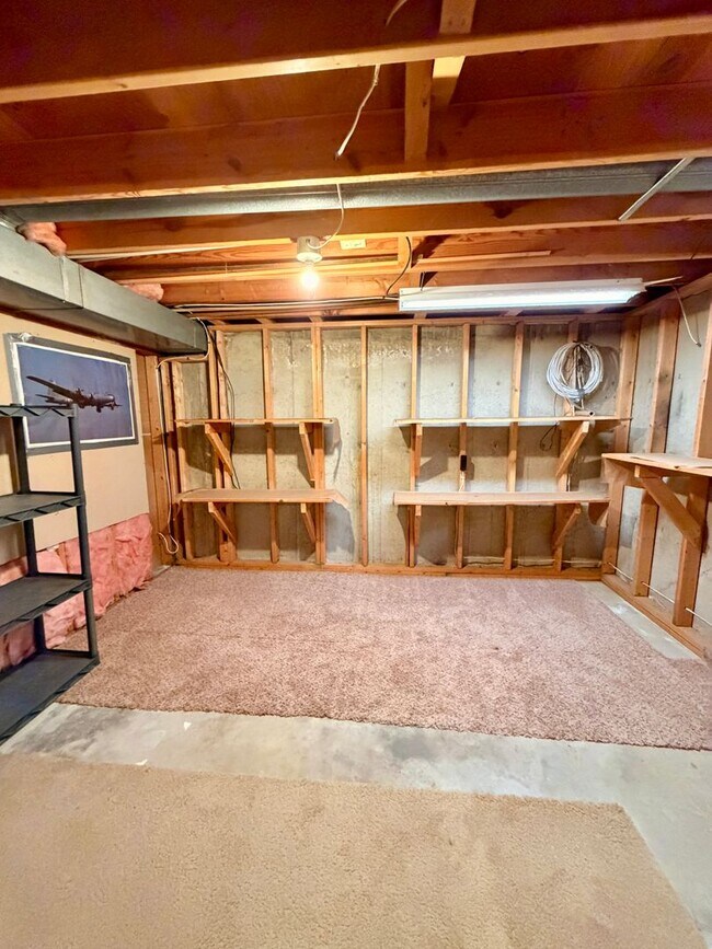 Building Photo - Amazing 3bed/2 bath with finished basement.