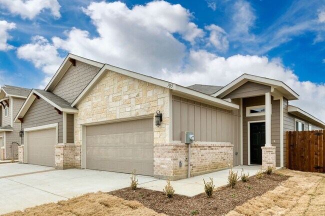 Building Photo - GORGEOUS 3 BEDROOM DUPLEX LOCATED IN MIDLO...