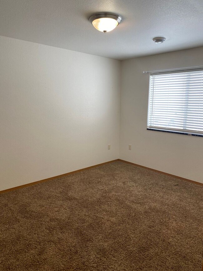 Building Photo - 2 Bed 1 Bath + Detached Single Stall Garage