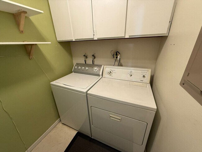 Building Photo - 2 Bedroom 2 Bathroom Plus Amenities!