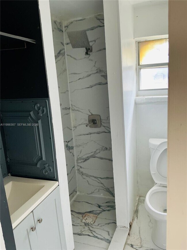 Building Photo - 6014 SW 38th St