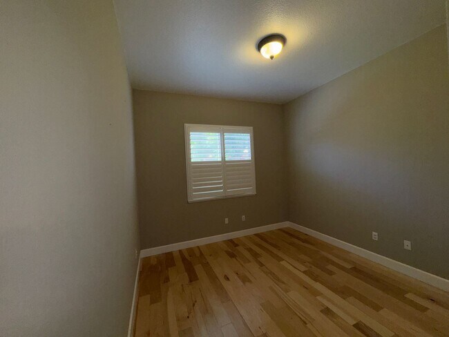Building Photo - 5 Bedroom House