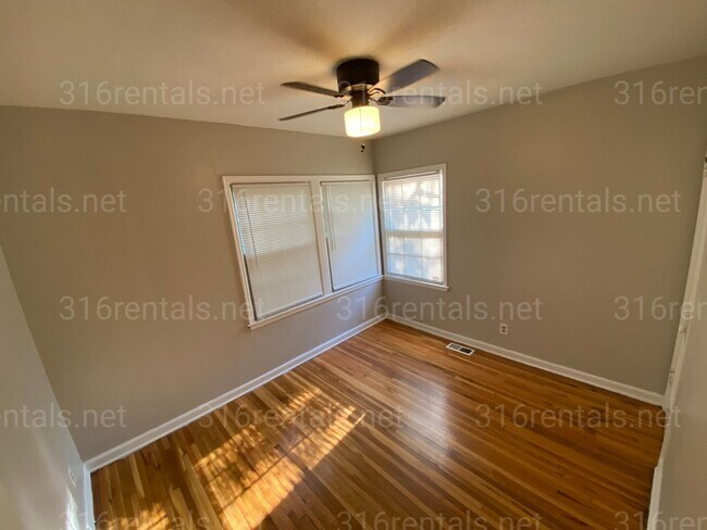 Building Photo - $900 - 2 bedroom / 1 bathroom - Beautiful single family home