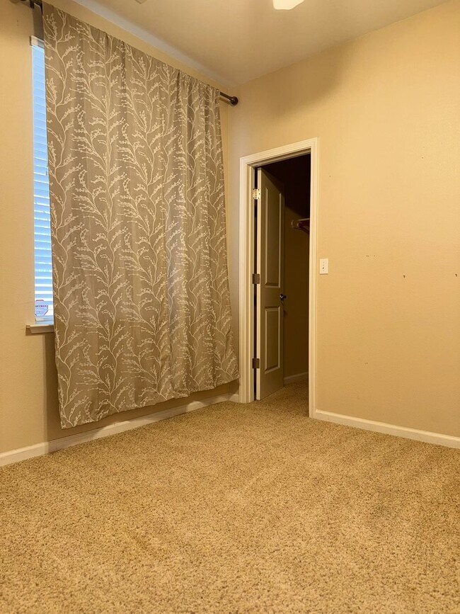 Building Photo - Polished and Chic 4/2 Available NOW!!