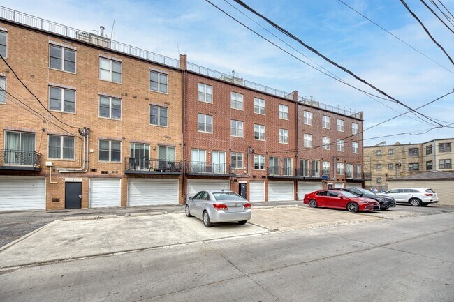 Building Photo - 2 bed 2.5 bath Logan Square Duplex