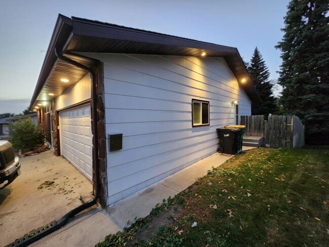 Building Photo - 2318 E Boulevard Ave