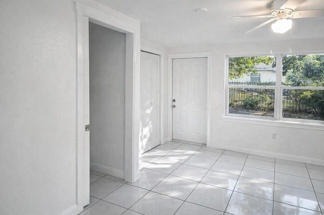 Building Photo - 2512 NW 9th Ct