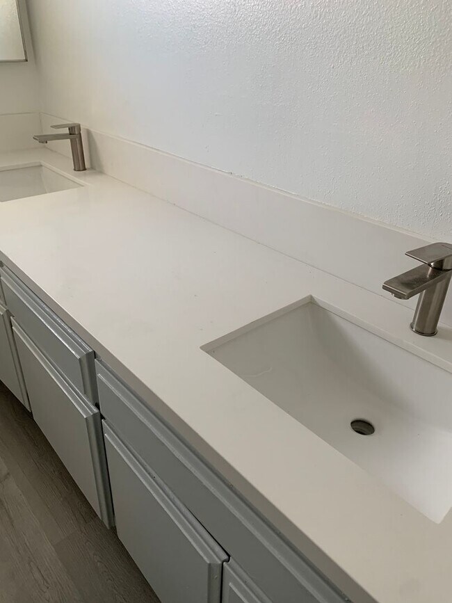 Building Photo - Julian House (DMM125)