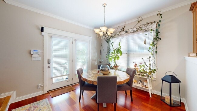 Building Photo - 3 Bed/4.5 Bath Crescent Hill Charmer with 2 Car Garage