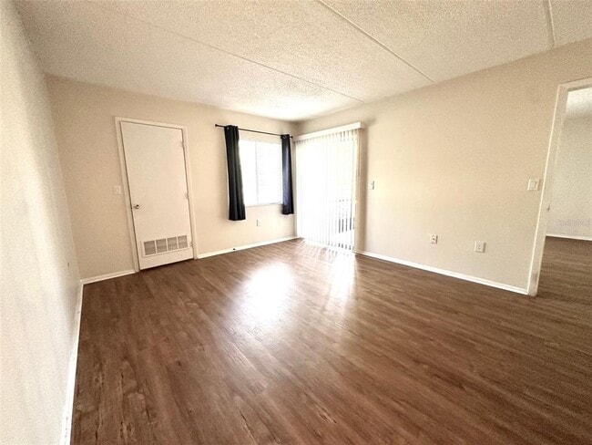 Building Photo - 201 Pine Ct