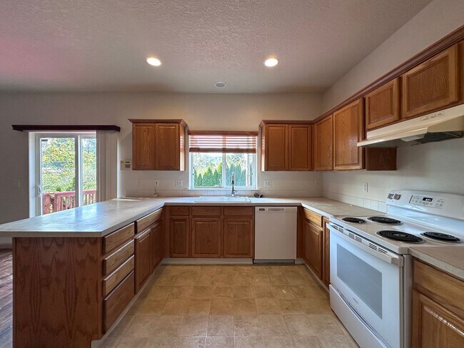 Building Photo - Welcome to this spacious and inviting single-family home w/fully fenced backyard! New Carpet Inst...
