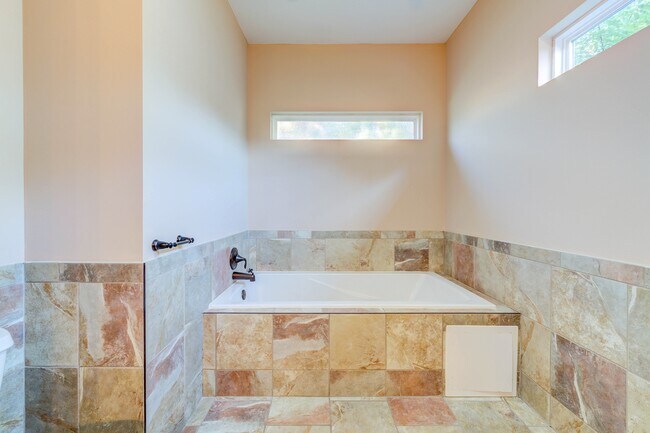 Building Photo - 1140 Collingwood Dr