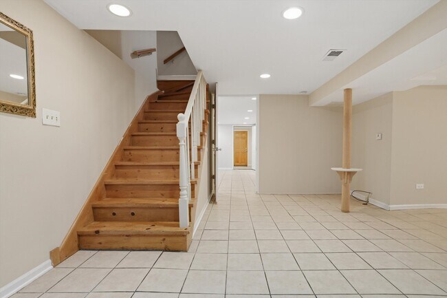 Building Photo - 4335 N Sacramento Ave