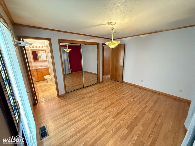 Building Photo - Spacious 4-Bedroom Yakima Home with Hot Tu...