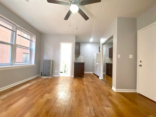 Building Photo - 4241 N Kenmore Ave