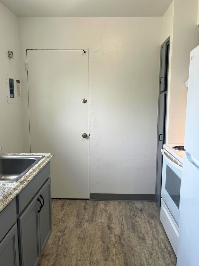Building Photo - (UNM)  2 bed/1 bath Apartment