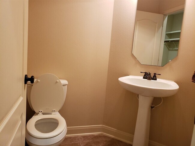 Building Photo - 5402 Valley Country Ln