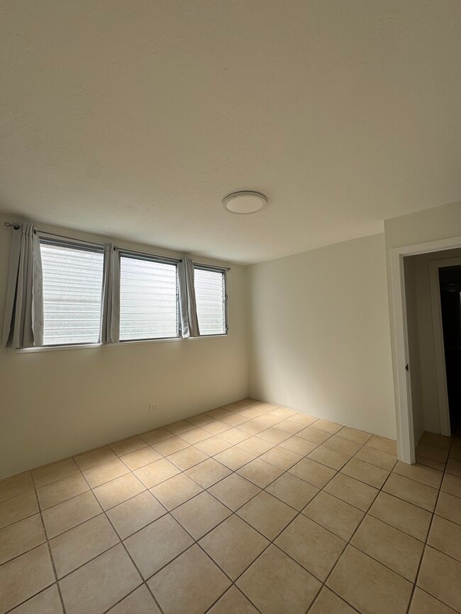 Building Photo - 2355 Ala Wai Blvd