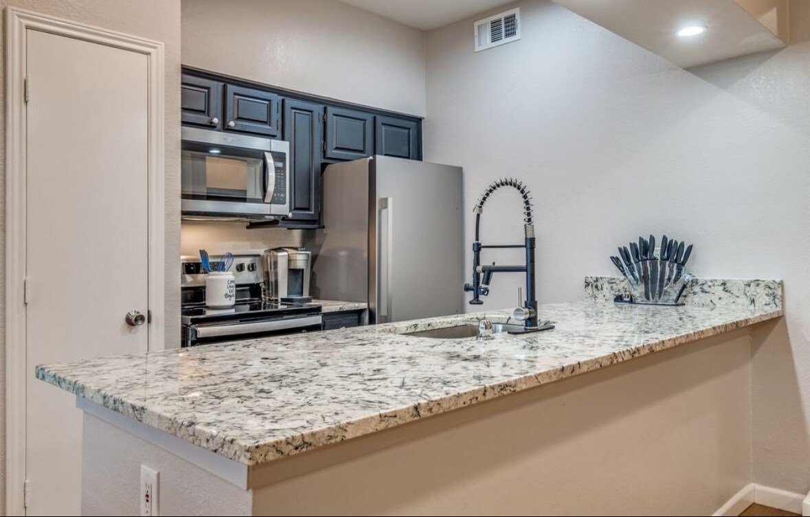 Building Photo - 7525 Holly Hill Dr