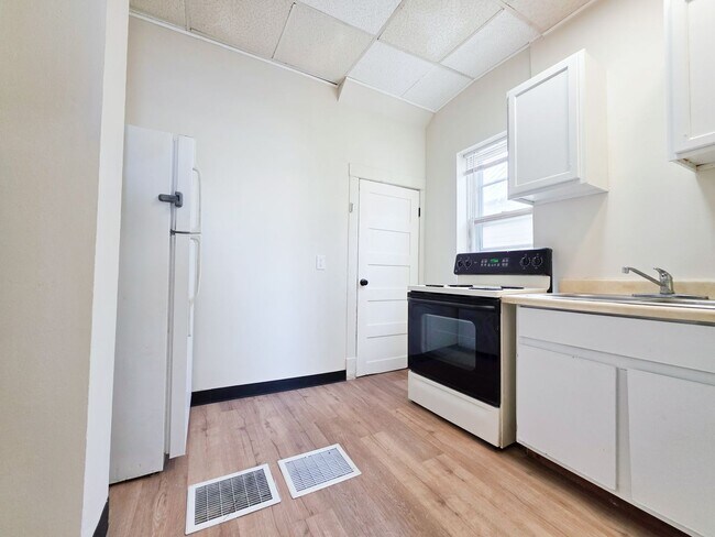 Building Photo - 135 E Main St