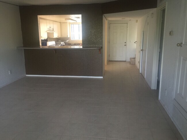 Building Photo - 793 W Mesa Verde Dr