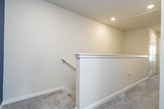 Building Photo - Discover Comfort and Style: Spacious 3-Bed...