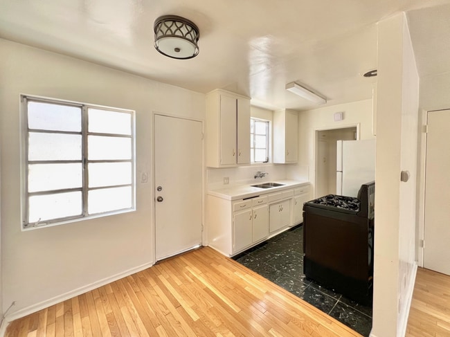 Kitchen - 1342 Yale St