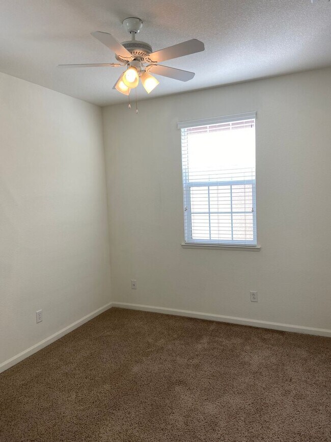 Building Photo - 4 Bedroom, 2.5 Bath - Located in Hideaway Treehouse Community