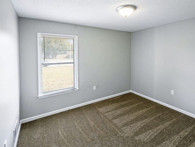 Building Photo - Fully updated 3 bed, 1.5 bath home with wo...