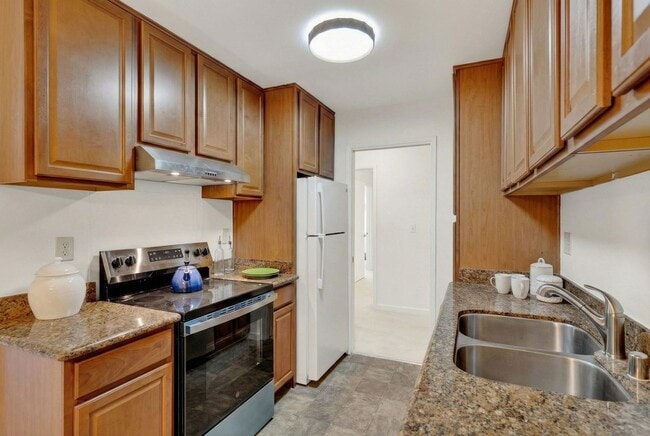 Building Photo - Modern 2-Bedroom Condo with Pool and Koi Pond Views