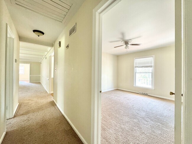 Building Photo - Spacious 3 Bedroom Home Convenient to New Garden