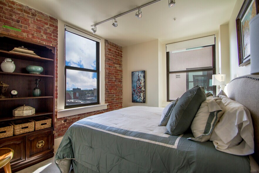 Building Photo - 221 W 2nd St