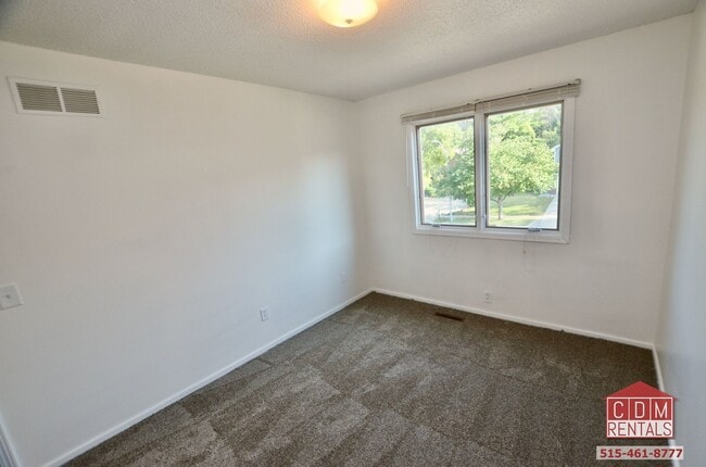 Building Photo - Wonderful West Des Moines Home