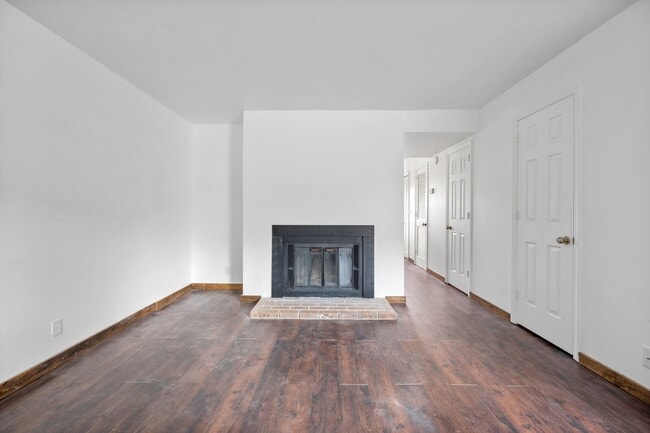 Building Photo - 2 bed 1.5 bath townhome for rent in Brentwood!