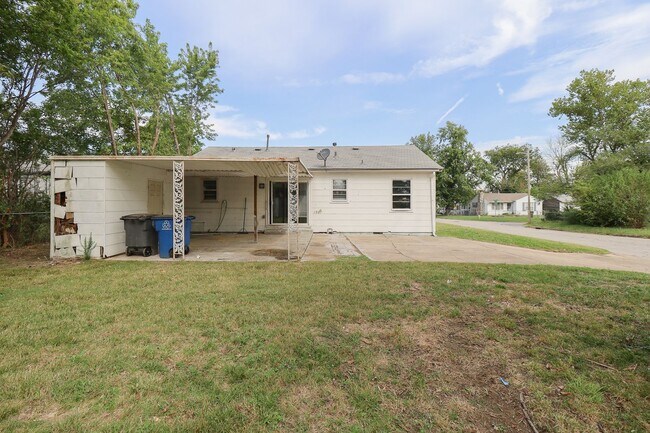 Building Photo - 3 BED 1 BATH! Schedule a tour today!