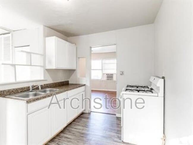 Building Photo - 1004 Sandra Dr