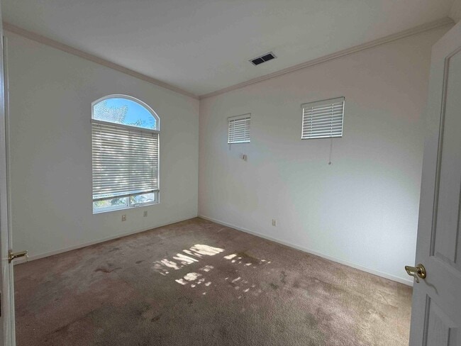 Building Photo - Spacious Cresleigh Ranch Home Near Schools...